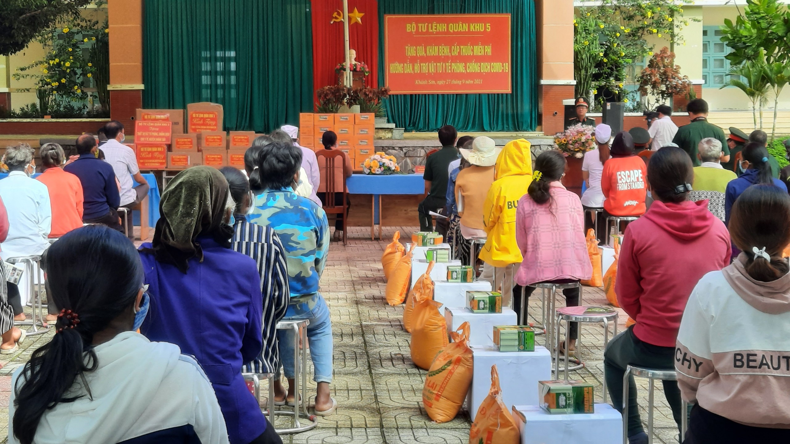 Đoàn công tác của Bộ Tư lệnh Quân khu 5 đã đến thăm, tặng quà, khám bệnh, tư vấn sức khỏe, cấp thuốc miễn phí và hỗ trợ vật tư y tế tại xã Ba Cụm Nam, huyện Khánh Sơn, tỉnh Khánh Hòa.
